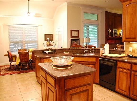 5th image of 10121 Rolling Hills Ct