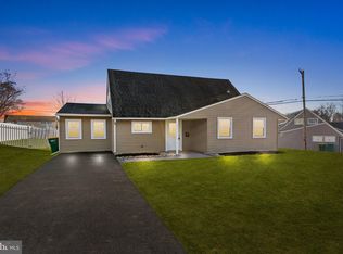 8 Hook Rd, Levittown, PA 19056