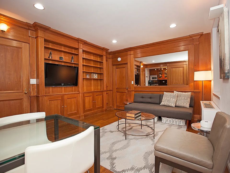 1st image of 150 W 51st St APT 902