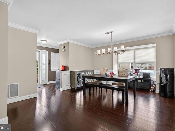 4th image of 10 Stratford Ct