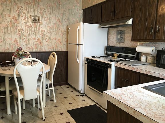 5th image of 237 Roslyn Ave