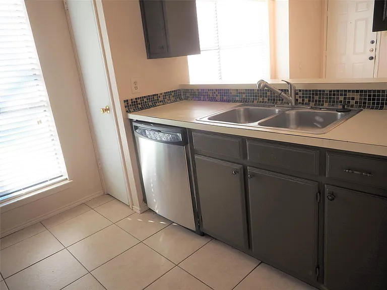 1403 Hermitage Dr — Photo 7