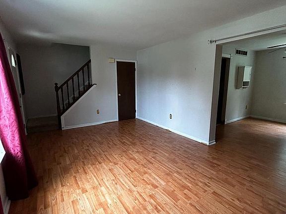 4th image of 8 Acorn Ct