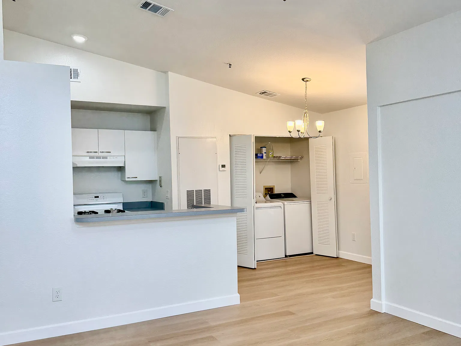 2 bed, 1098 sqft, $1,595 — Photo 3