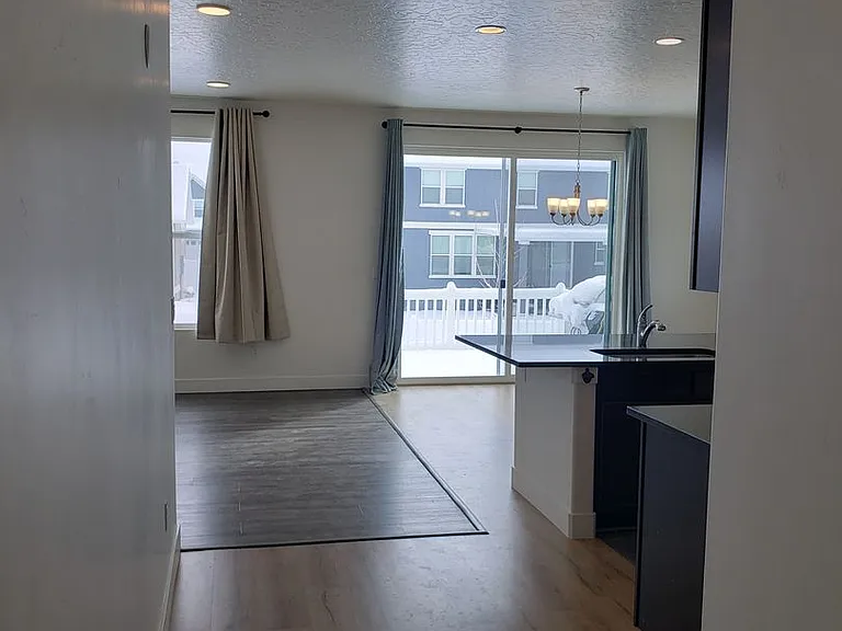1033 S Vine St — Photo 13