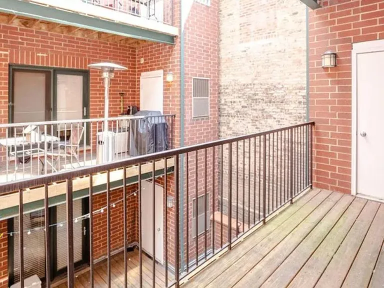 Remodeled Wrigleyville Apts! — Photo 13