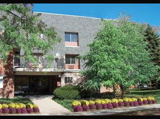 902 Ridge Sq APT 107, Elk Grove Village, IL 60007