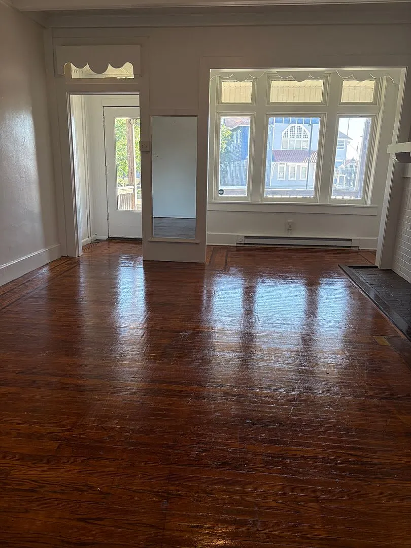 1st Floor 1 Bedroom Near Fairgrounds, Yard-York City — Photo 2