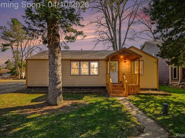 211 Cardinal Ave, Commerce Township, MI 48382