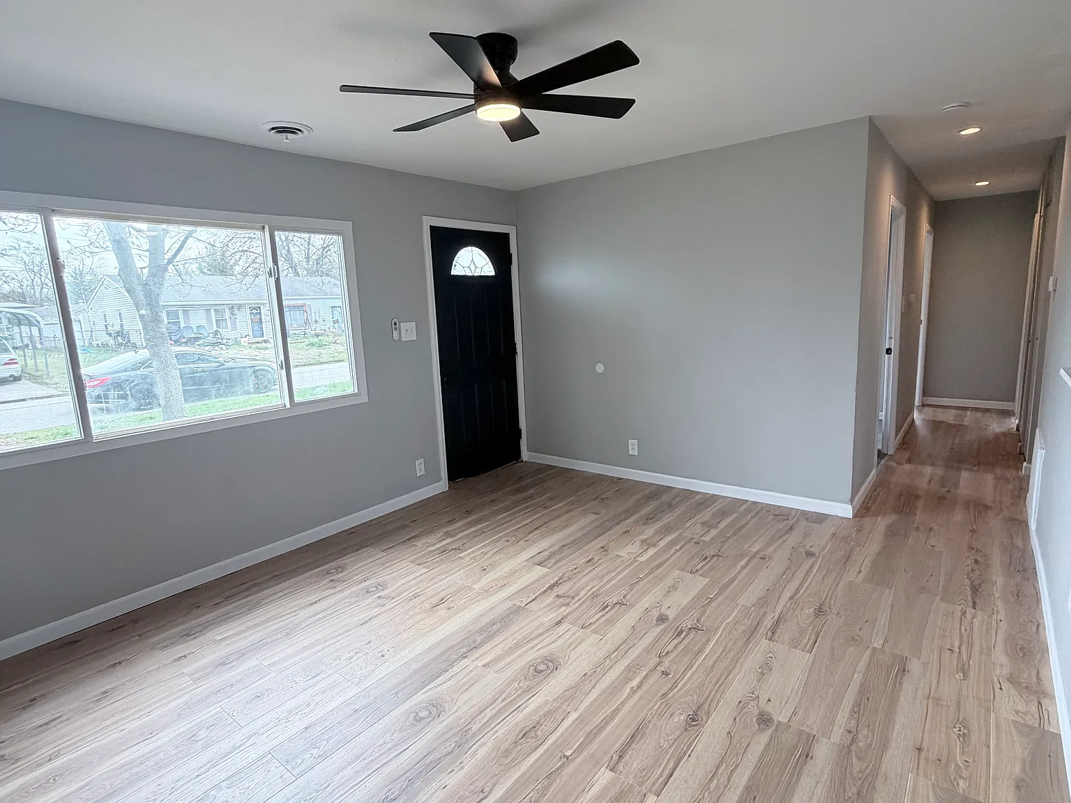 Available Now 4 Bedroom 1 Bathroom — Photo 3
