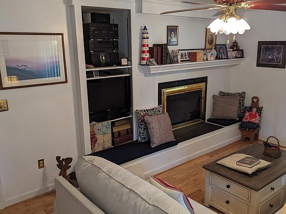 3rd image of 534 E Hill Street