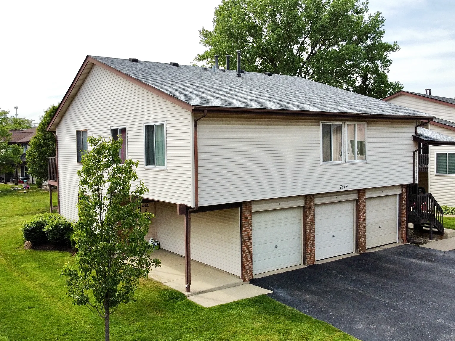 2 bed, 1000 sqft, $1,900 — Photo 1