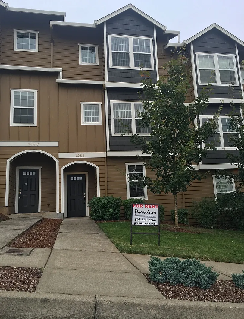 Large Two Bedroom Townhouse with Gas Fireplace in South Salem — Photo 1