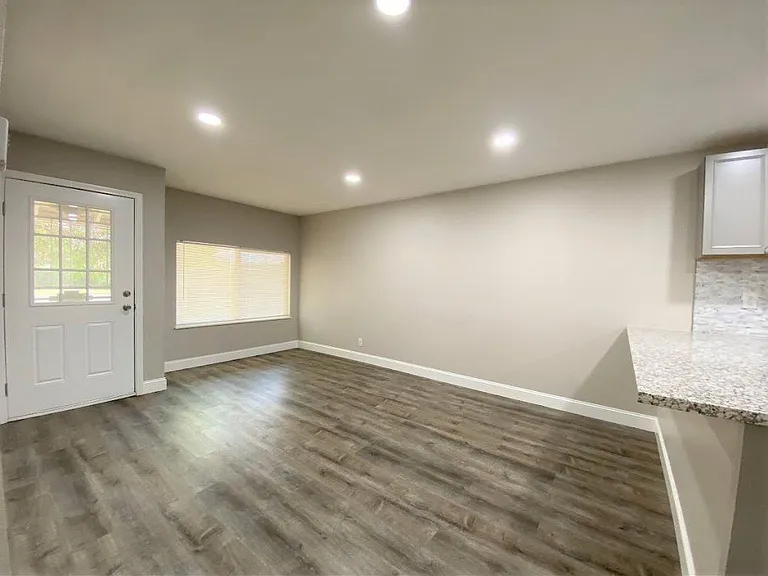 809 E Bellevue Rd — Photo 4