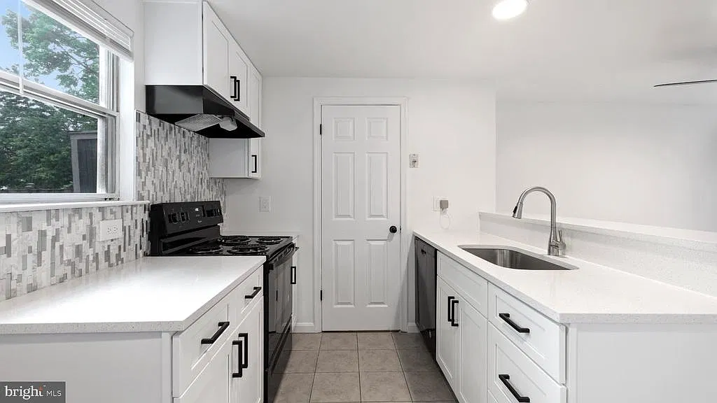 3 bed, 2.0 bath, 1166 sqft, $2,400 — Photo 2