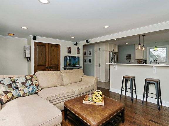 4th image of 266 Heather Ave