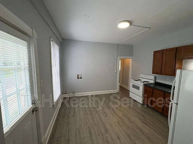 100 N Muessing St — Photo 6