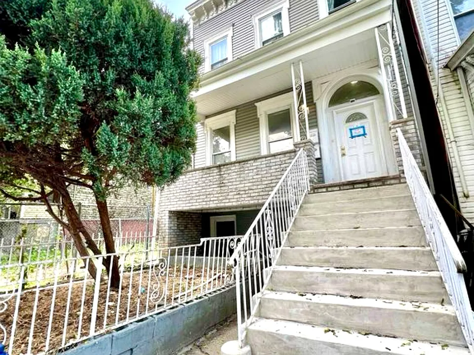 25 Gardner Ave #2