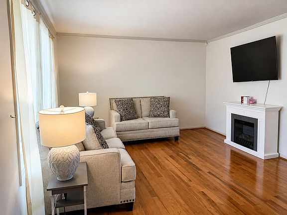3rd image of 959 Halifax Cir