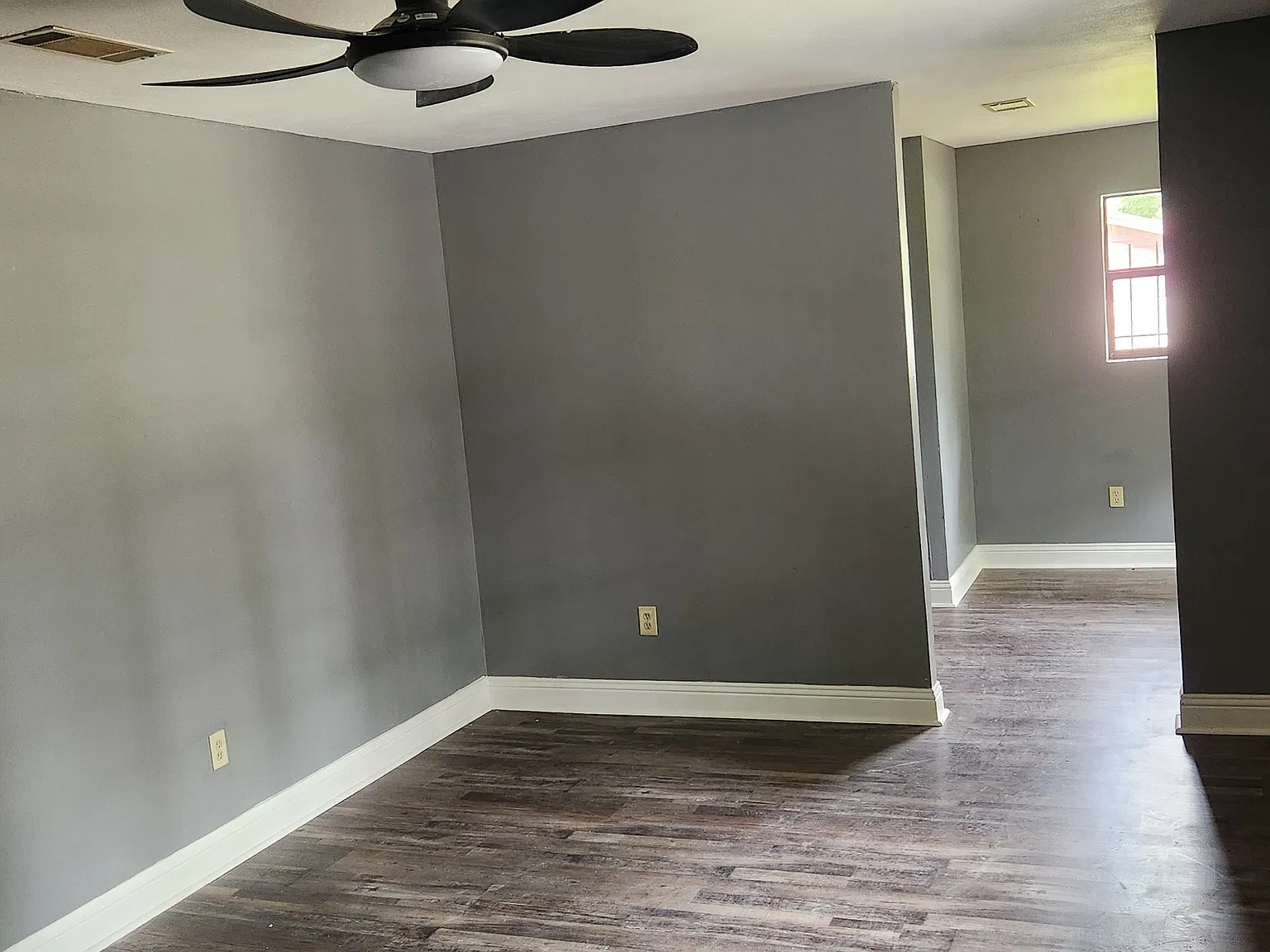 3 bed, 916 sqft, $925 — Photo 2