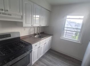 137-36 242nd St #2, Rosedale, NY 11422