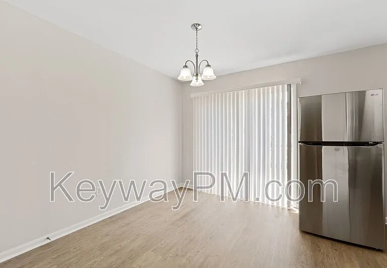 1030 Carriage Dr #D — Photo 7