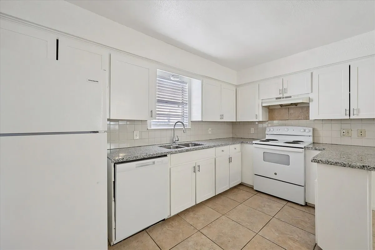 303 Hardy Ave - 3 — Photo 4