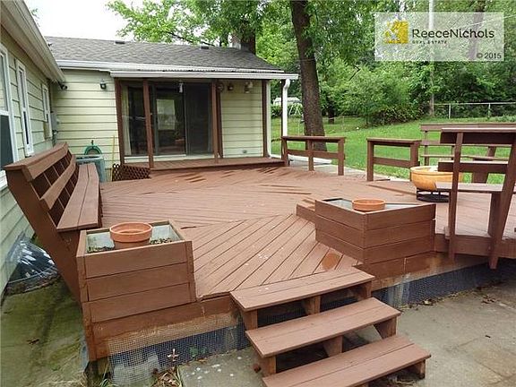 Enormous deck - great for entertaining!!