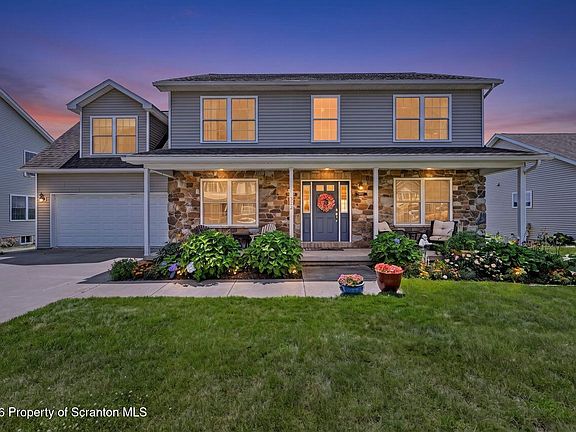 2nd image of 522 Wisteria Dr