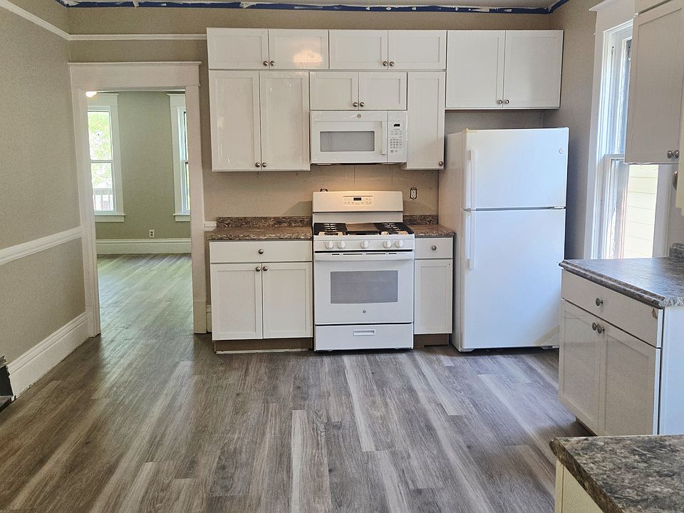 Eat-in Kitchen