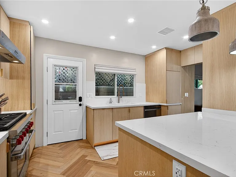 225 Iris Ave — Photo 9