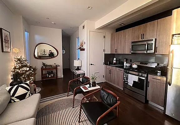 3rd image of 418 Melrose St APT 3R