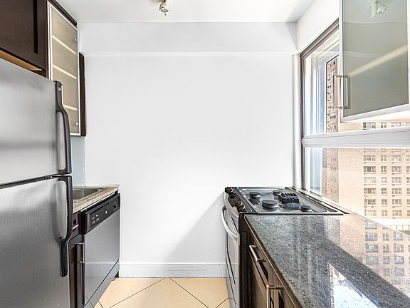 4th image of 56 7th Ave APT 8J