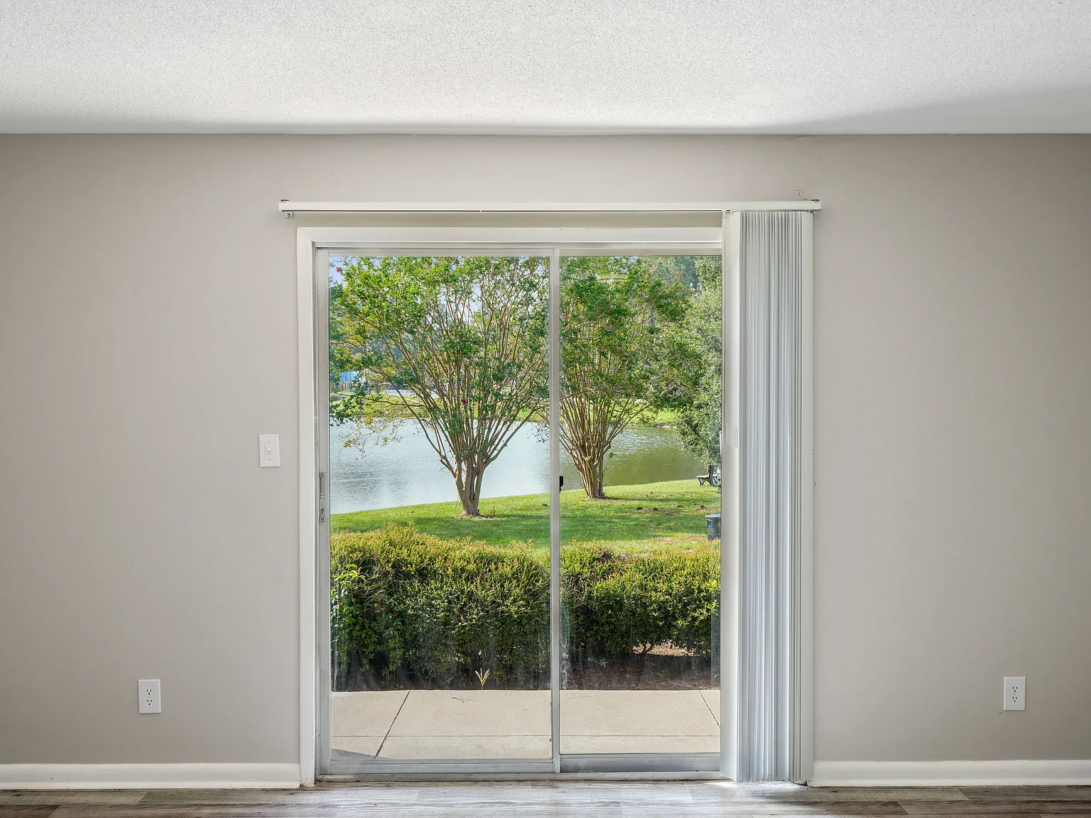 Lakeside Lakeview Apartments — Photo 4