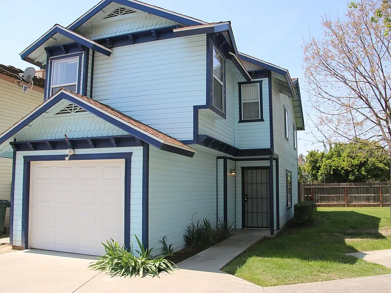 2406 W Packwood Dr — Photo 1