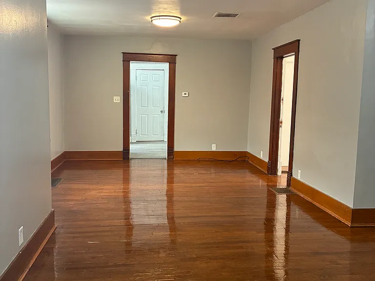 3228 Seneca St — Photo 2