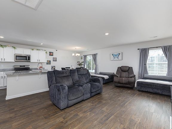 5th image of 326 Community Dr
