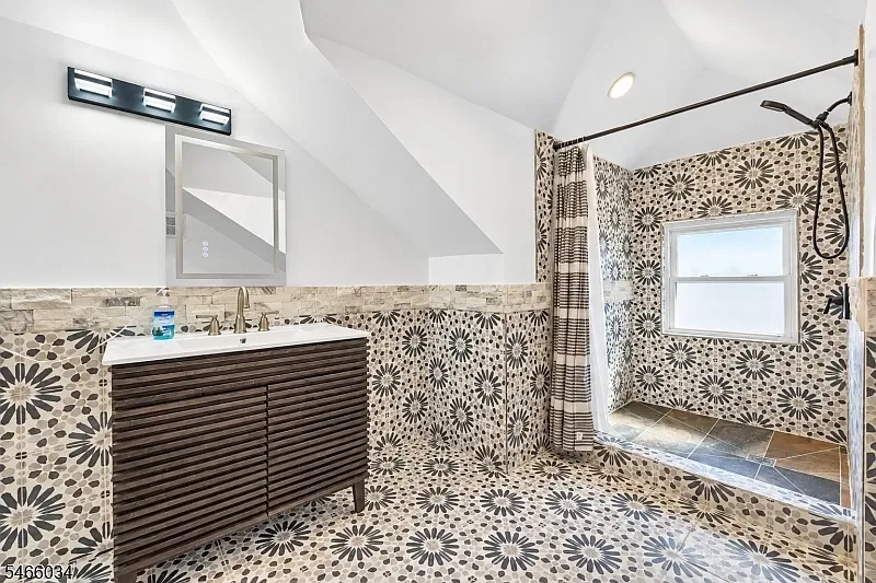 4 bed, 2.0 bath, $3,500 — Photo 3