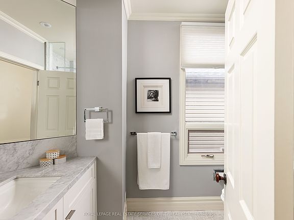 18th image of 313 Sumach St