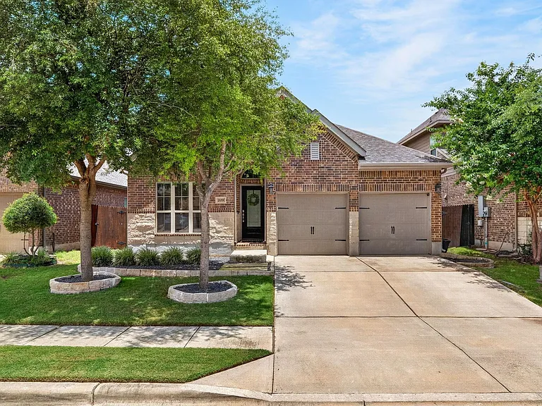 209 Lacey Oak Loop — Photo 2
