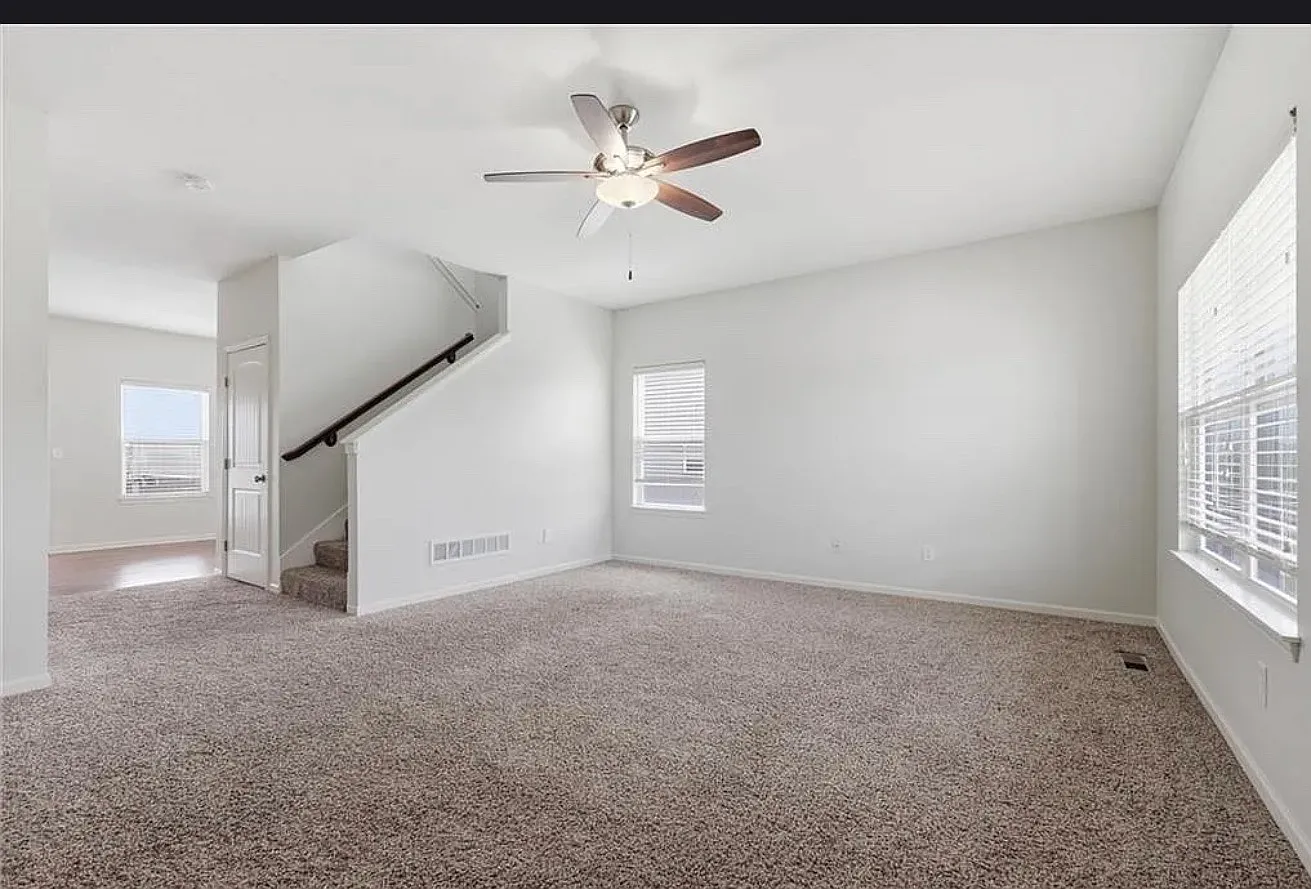 3 bed, 1814 sqft, $2,590 — Photo 3