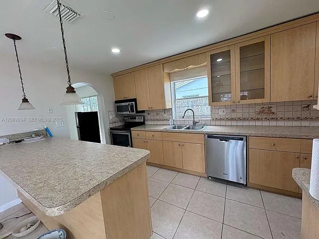 4 bed, 2.0 bath, 2115 sqft, $3,800 — Photo 2