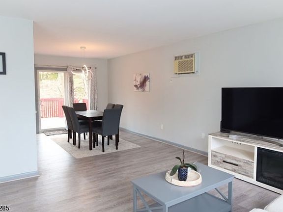 4th image of 29 Fordham Trl