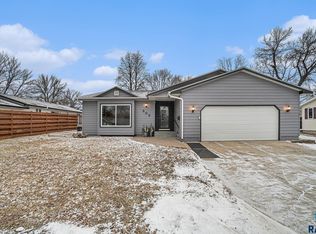 809 NW 4th St, Madison, SD 57042