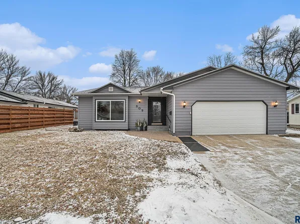809 NW 4th St, Madison, SD 57042