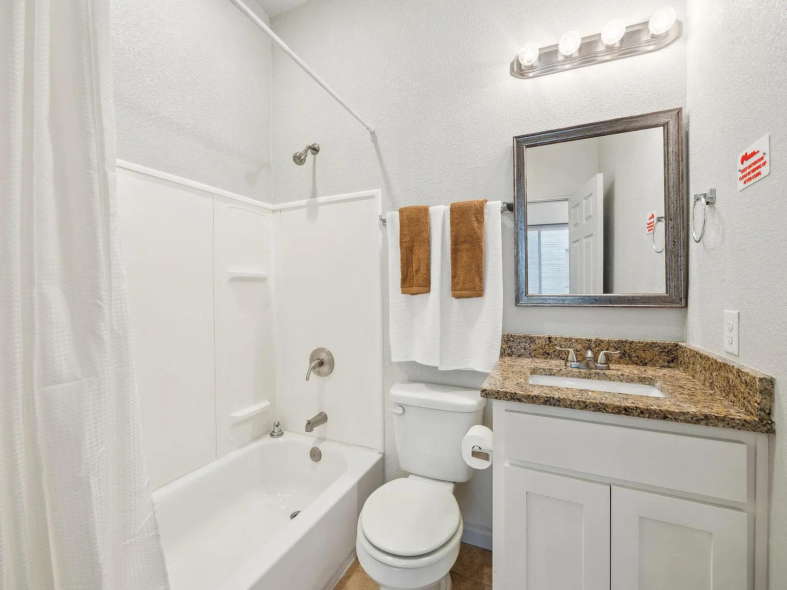 4 bed, 3.0 bath, 1700 sqft, $819 — Photo 2