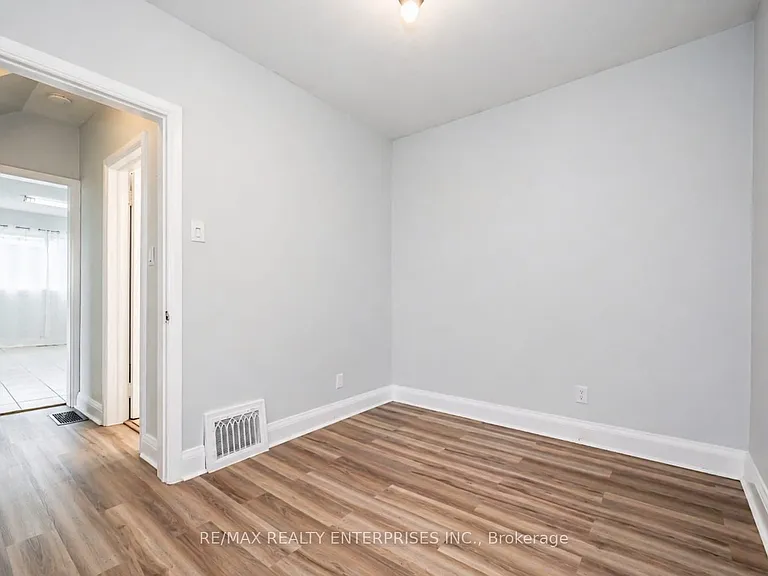 557 Stirling Ave S #MAIN — Photo 11