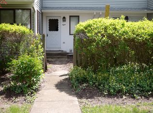 8 Wintergreen Ct, Woodridge, IL 60517