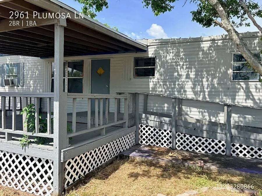 2961 Plumosa Ln