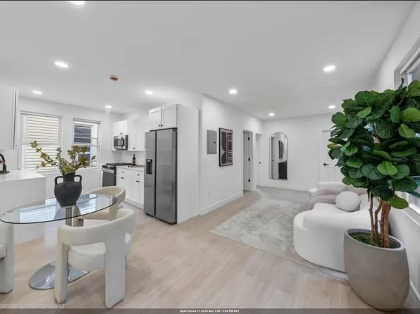 336a Danforth Avenue image 1 of 27